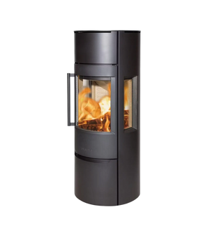 Svart stål-kamin med glasruta och synlig låga