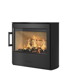 Vägghängd kamin i mörkt stål med glasruta och synlig låga