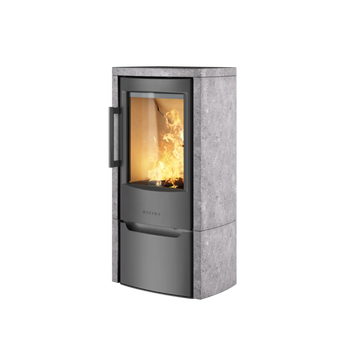 Kamin i grått stål med täljsten och underlucka, sedd från sned vinkel