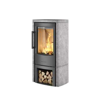 Grå täljstensklädd kamin med vedfack och eldstad bakom glas