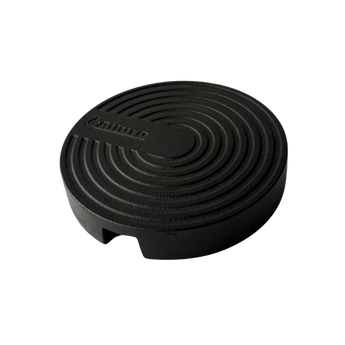 Gjutjärnskokplatta från Aduro som gör det möjligt att laga mat och hålla drycker varma på kaminen.