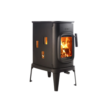Dovre Saga 107 gjutjärnskamin med stor glaslucka och sidoglas som ger insyn till elden från flera vinklar.