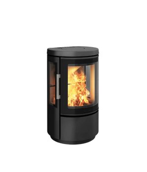 Kamin med sockel, svart hölje, rund glasdörr och synlig låga