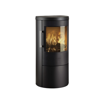 Svart rund kamin med glaslucka, lågan synlig genom fönstret