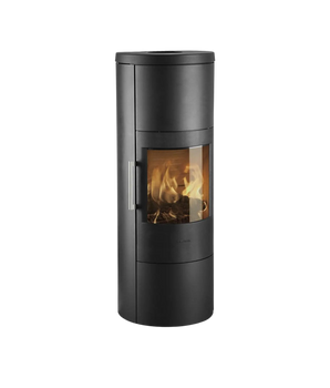 Fristående HWAM 3660 braskamin med gjutjärnsdörr i svart design.