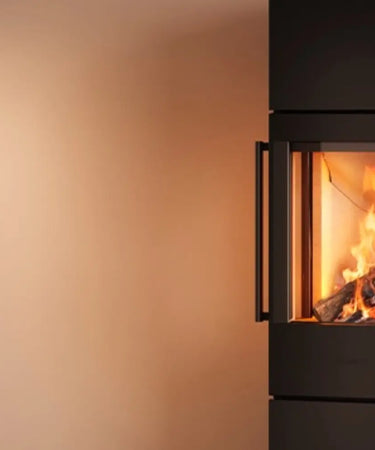 HWAM 5250 serien, en hög kamin med gjutjärnslucka och sidoglas 