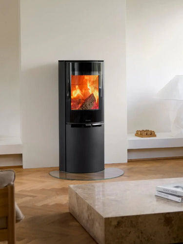 Aduro 9.8 Lux installerad i modernt vardagsrum med stor insyn till elden.